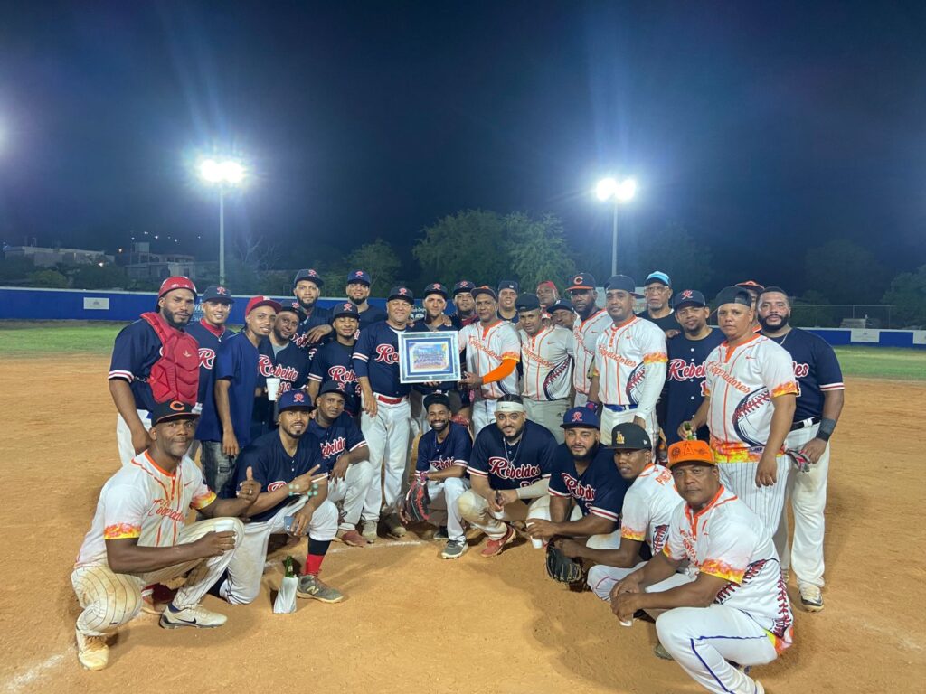 Rebeldes Softball Team y Cooperadores de Azua